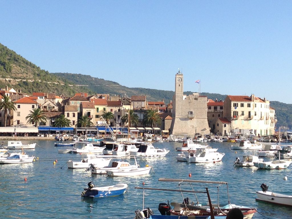 This image has an empty alt attribute; its file name is Komiza-s-broda-1024x768.jpg