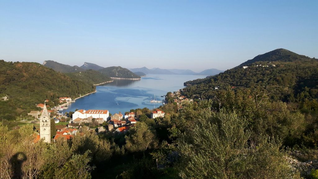 This image has an empty alt attribute; its file name is Oceanis41.1_Croatia_12_SipanskaLuka-1024x576.jpg