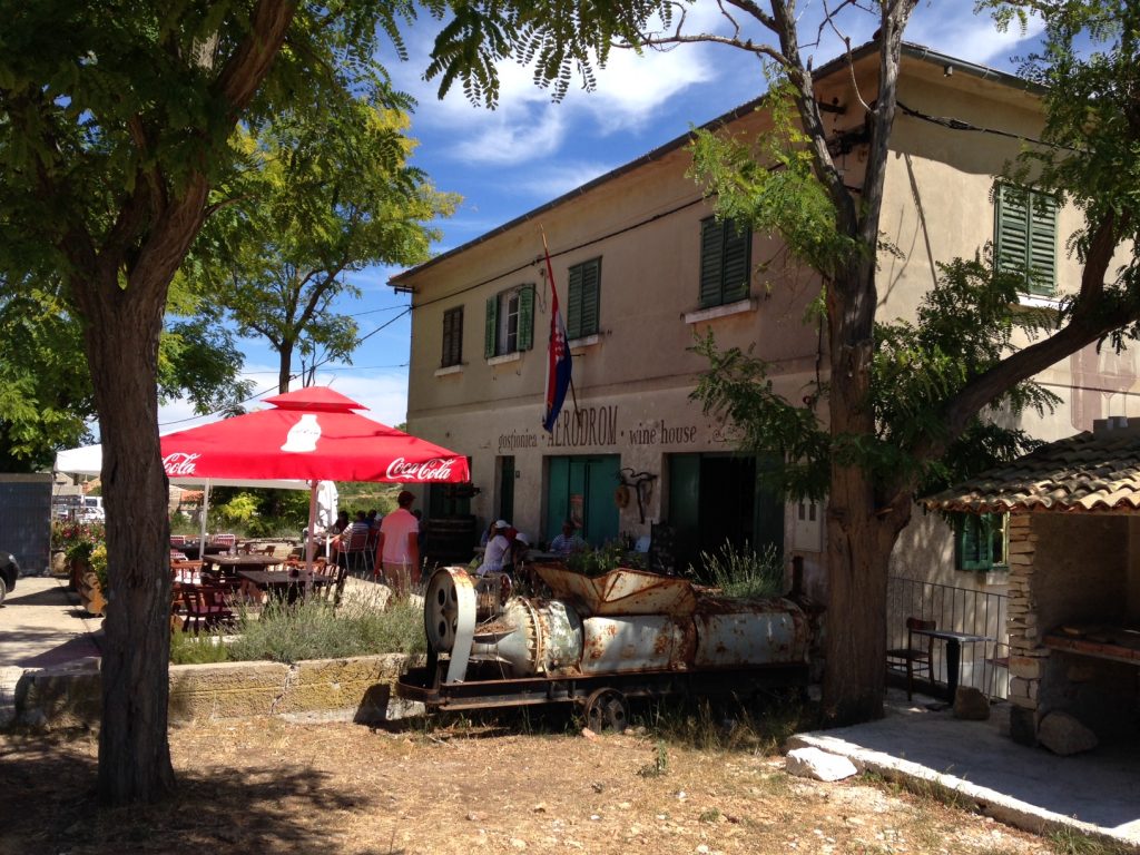 This image has an empty alt attribute; its file name is Vis_aerodrom_restaurant-1024x768.jpg