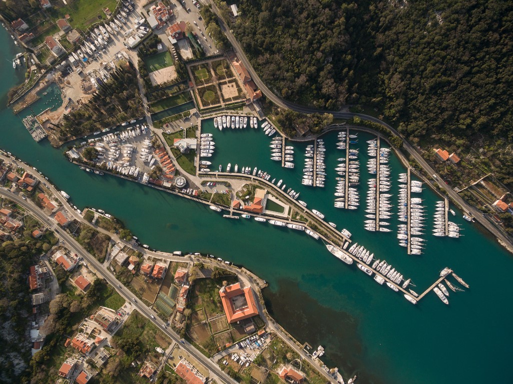 This image has an empty alt attribute; its file name is Aci-marina-Dubrovnik.jpg