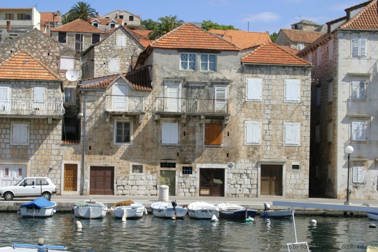 This image has an empty alt attribute; its file name is Milna-kuce.jpg