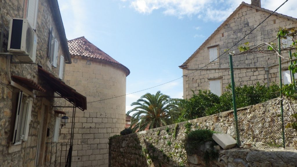 This image has an empty alt attribute; its file name is Milna_otok_Brac-5-1024x576.jpg