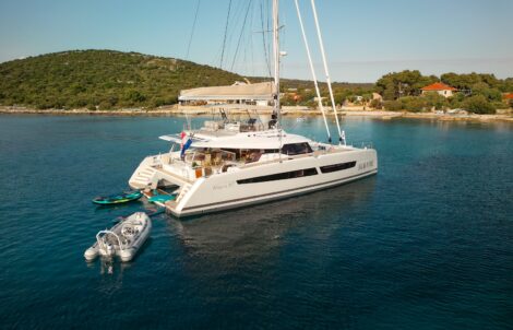 Luxus-Katamaran Alegria 67 mit Crew in Kroatien in einer Bucht